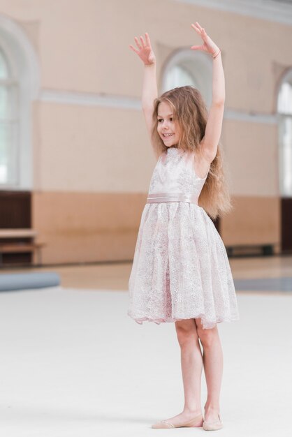 댄스 스튜디오에서 연습하는 젊은 발레리나 소녀