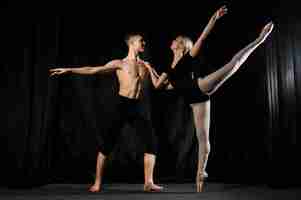 Foto gratuita giovani coppie di balletto che ballano e che posano