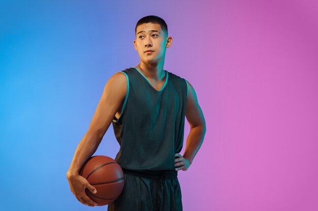 ネオンの光の若いバスケットボール選手