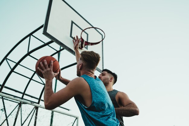 Young basketball players playing one-on-one.