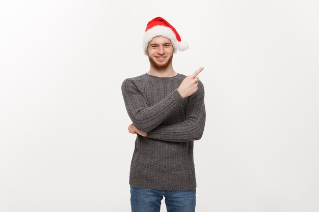 스웨터에 젊은 수염 남자는 연주와 측면에서 손가락을 가리키는 즐길 수