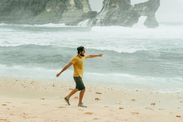 海の上の若いひげを生やした男性旅行者