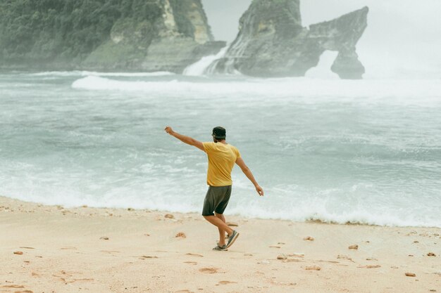 海の上の若いひげを生やした男性旅行者