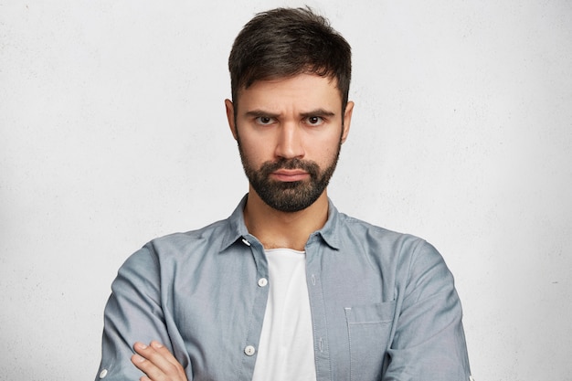 Free photo young bearded man with denim shirt