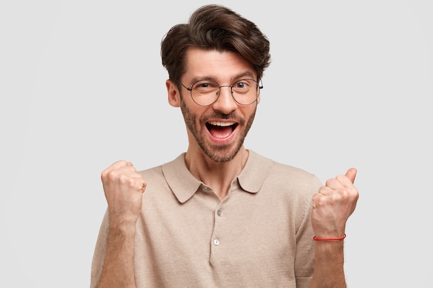 Free photo young bearded man with round glasses