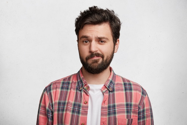 Free photo young bearded man with striped shirt