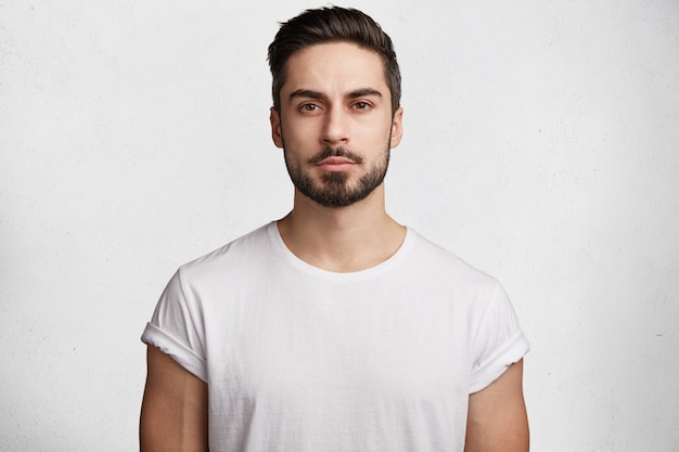 Free photo young bearded man with white t-shirt