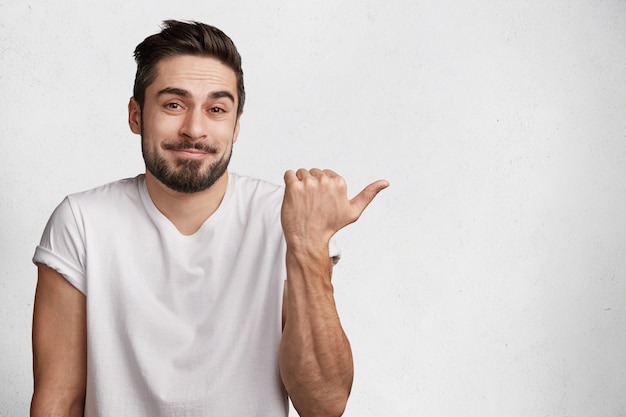 若いTシャツのひげを生やした男