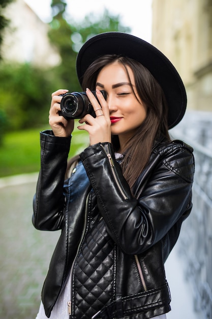 젊은 아름 다운 아시아 여행자 여자 디지털 컴팩트 카메라와 미소를 사용 하여 복사 공간을보고. 여행 여행 라이프 스타일, 세계 여행 탐험가. 아시아 여름 관광 개념