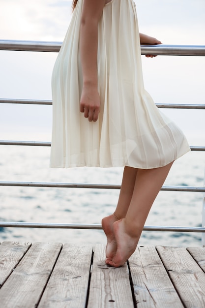 Foto gratuita giovane bella ballerina che balla e che posa fuori