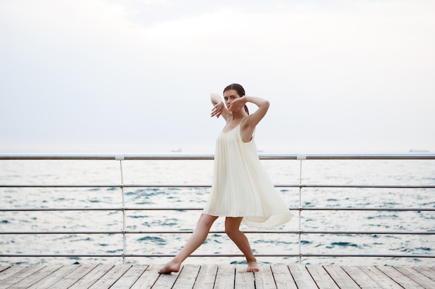 Foto gratuita giovane bella ballerina che balla e che posa fuori