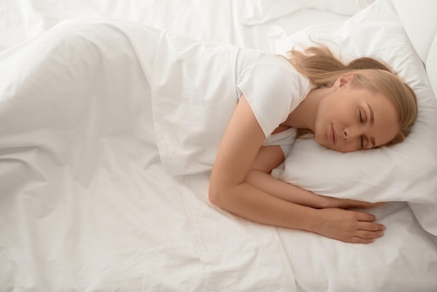 Free photo young beautiful blonde sleeping