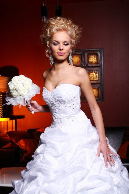 Молодая и красивая невеста в свадебном платье