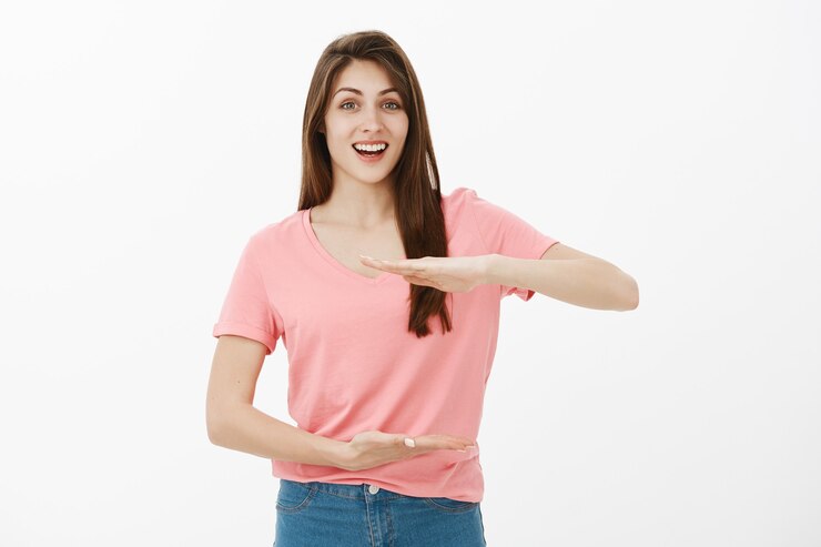 무료 Photo 스튜디오에서 포즈를 취하는 젊은 아름 다운 갈색 머리 여자