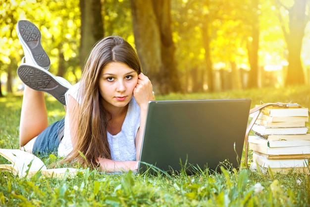 若い、美しい、大学、学生、女の子、ラップトップ、