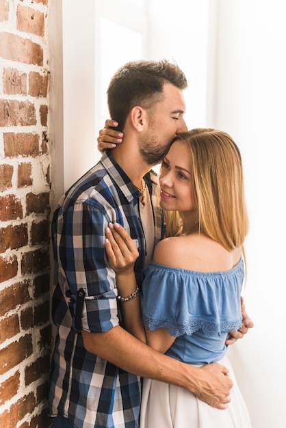 若い、美しい、カップル、お互いを抱き合う