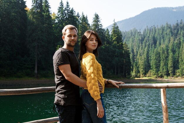 笑顔、抱きしめる、湖、山の美しいカップル
