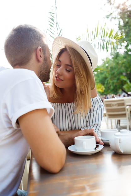 話して、笑って、カフェで休んで美しいカップル。