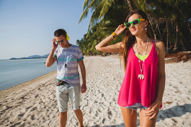 Молодая красивая пара гуляет на тропическом пляже, таиланд, отдых в комнате, хипстерский наряд, повседневный стиль, медовая луна, отпуск, летнее время, солнечно, романтическое настроение