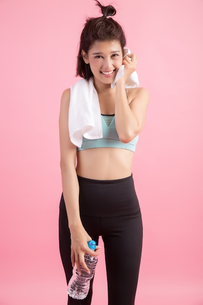 Free photo young beautiful fit woman drinking water after exercise