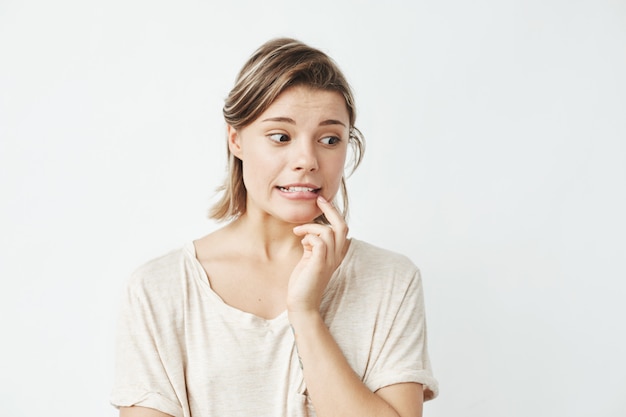 Foto gratuita giovane bella ragazza vergogna guardando nel lato.