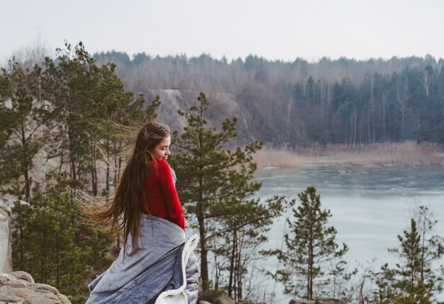 Молодая красивая девушка позирует на озере