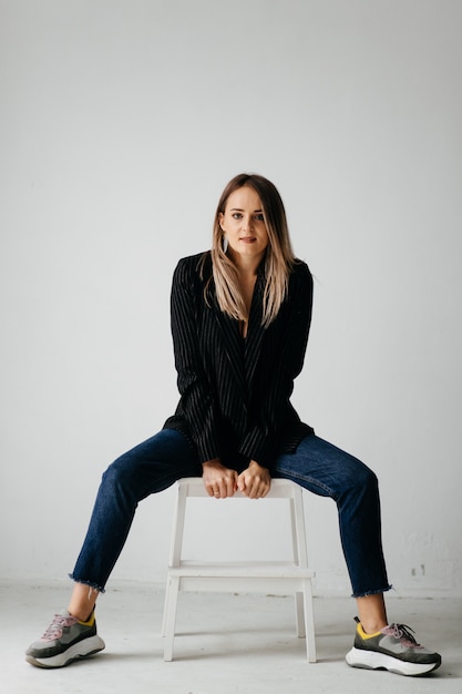 Free photo young beautiful girl in studio, fashion portrait