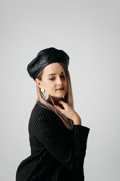 Free photo young beautiful girl in studio, fashion portrait