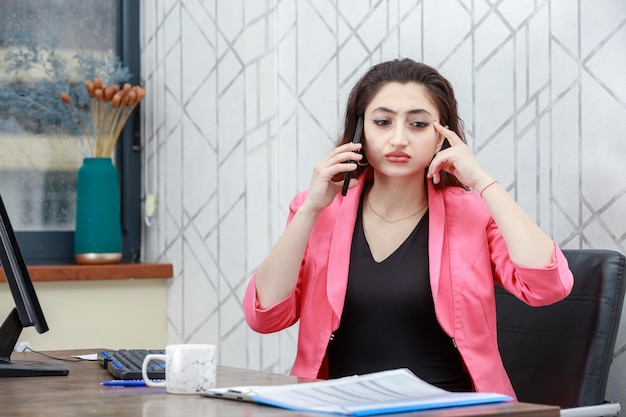 Foto gratuita giovane bella ragazza che parla al telefono foto di alta qualità