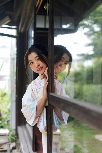 전통 기모노를 입은 젊은 아름다운 일본 여성