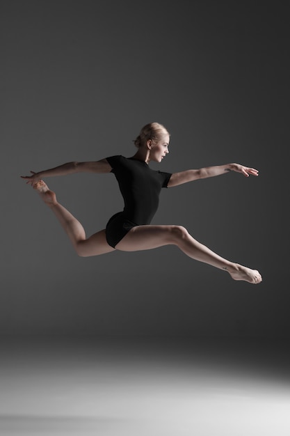 ジャンプ若い美しいモダンスタイルダンサー