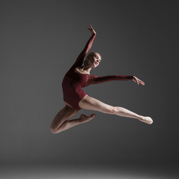젊은 아름 다운 현대적인 스타일 댄서 점프