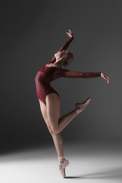 Foto gratuita giovane bella posa moderna del ballerino di stile