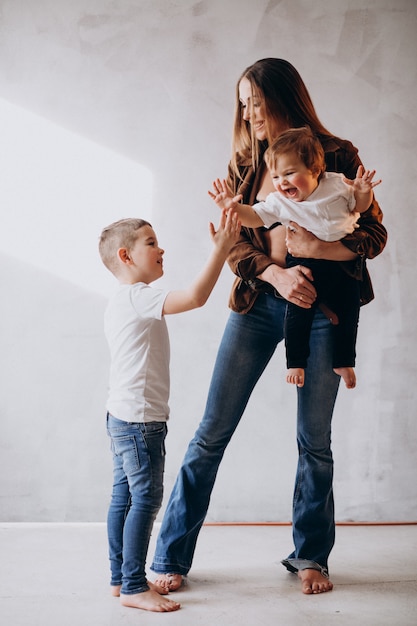 Foto gratuita giovane bella madre con due bambini