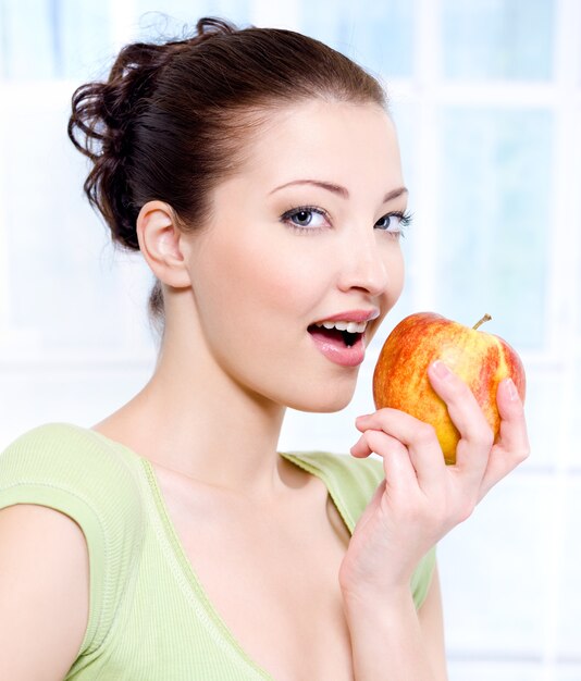 Young beautiful sensulity woman eating apple
