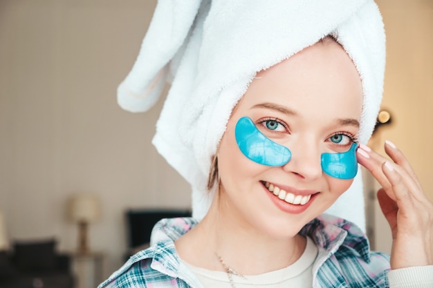 Giovane bella donna sorridente con macchie sotto gli occhi