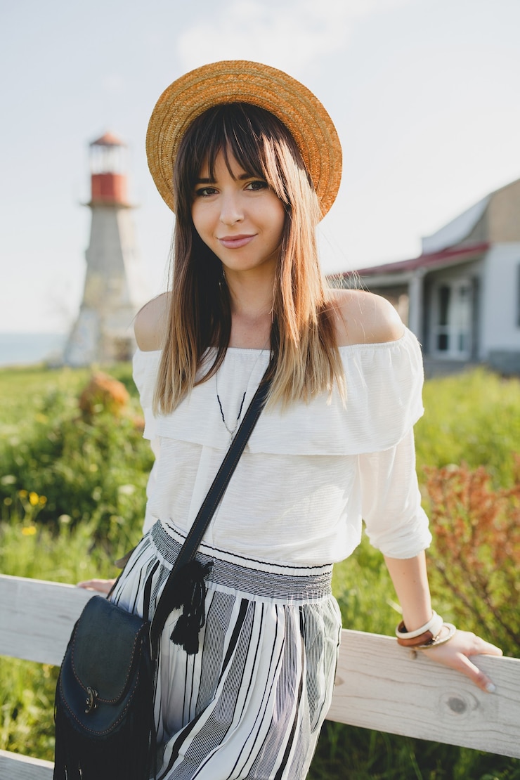無料Photo 屋外でポーズをとる若い美しいスタイリッシュな女性