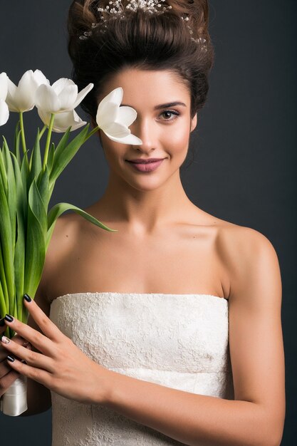 Foto gratuita giovane bella donna alla moda in abito da sposa