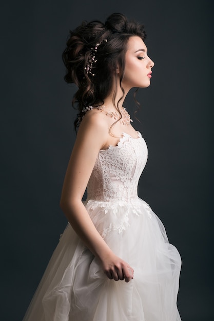 웨딩 드레스에 젊은 아름 다운 세련 된 여자