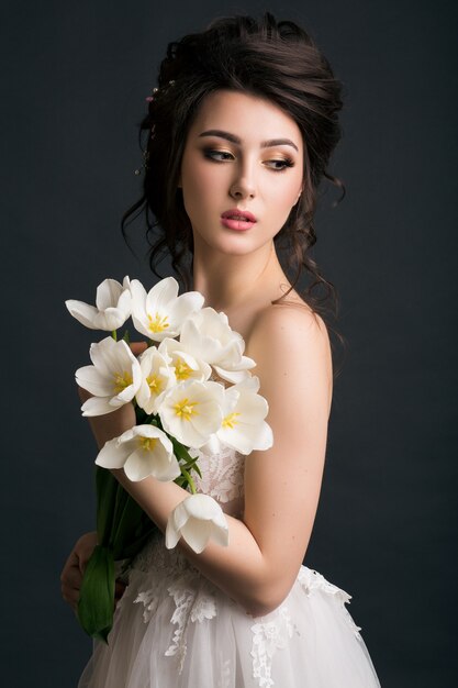 Молодая красивая стильная женщина в свадебном платье