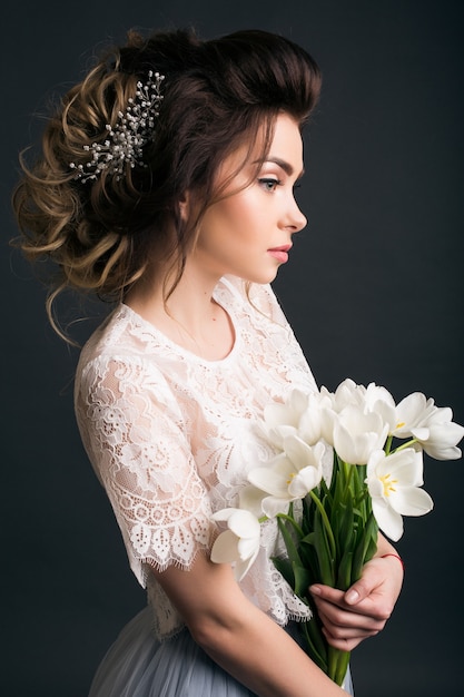 Молодая красивая стильная женщина в свадебном платье