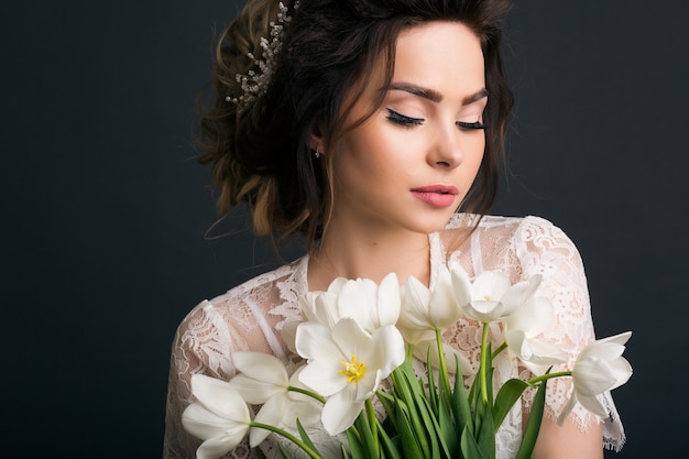 Giovane bella donna alla moda in abito da sposa