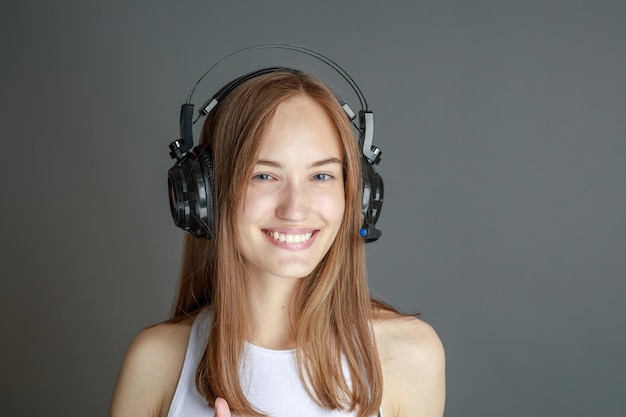 Free photo young beautiful woman in bright outfit enjoying the music at home