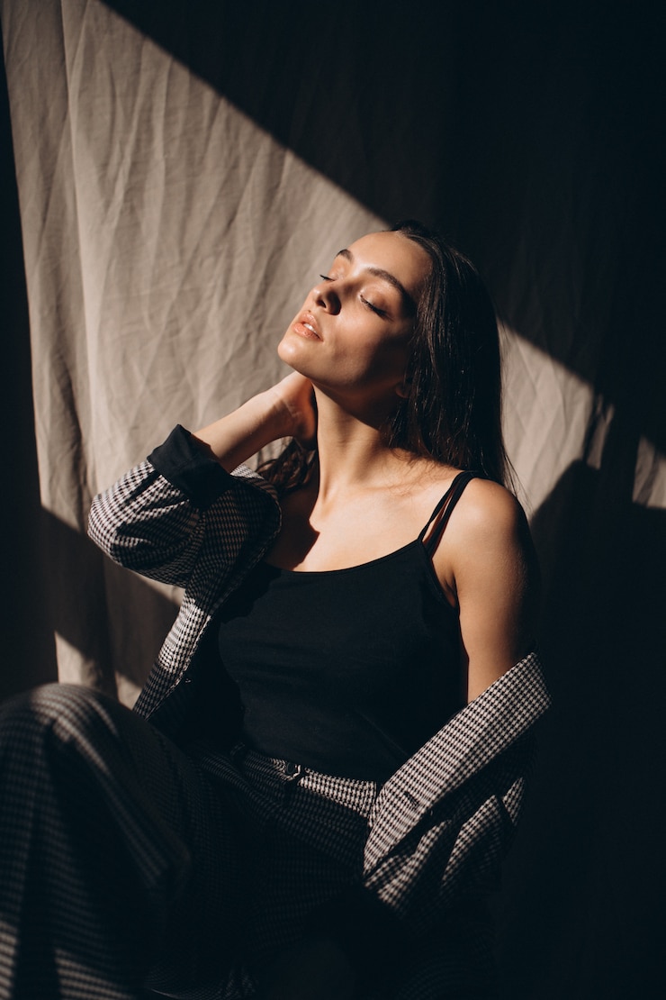 Free Photo young beautiful woman in a business suit