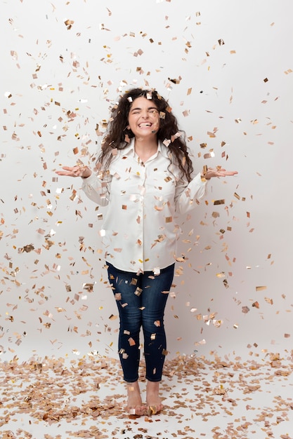 Foto gratuita giovane e bella donna che celebra la vita