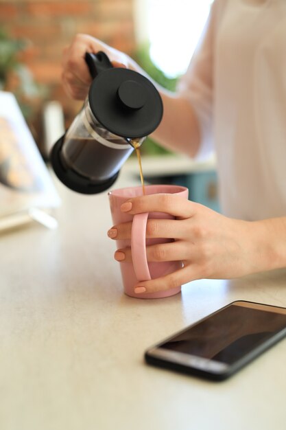 コーヒーやお茶を飲む若い美しい女性