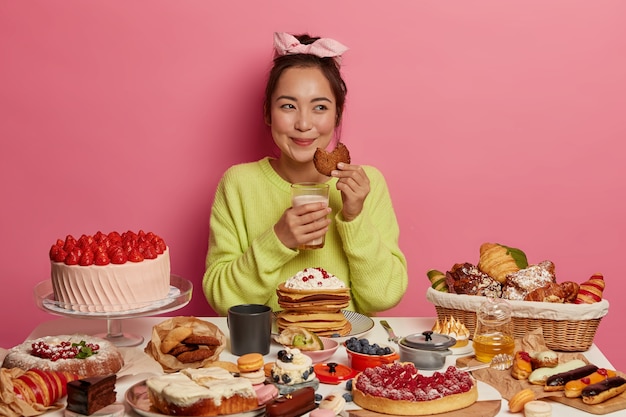 Free photo young beautiful woman enjoying a wholesome dinner