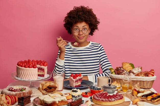 Free photo young beautiful woman enjoying a wholesome dinner