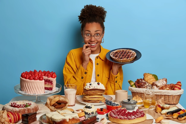 Free photo young beautiful woman enjoying a wholesome dinner