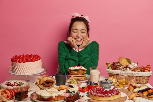 Free photo young beautiful woman enjoying a wholesome dinner